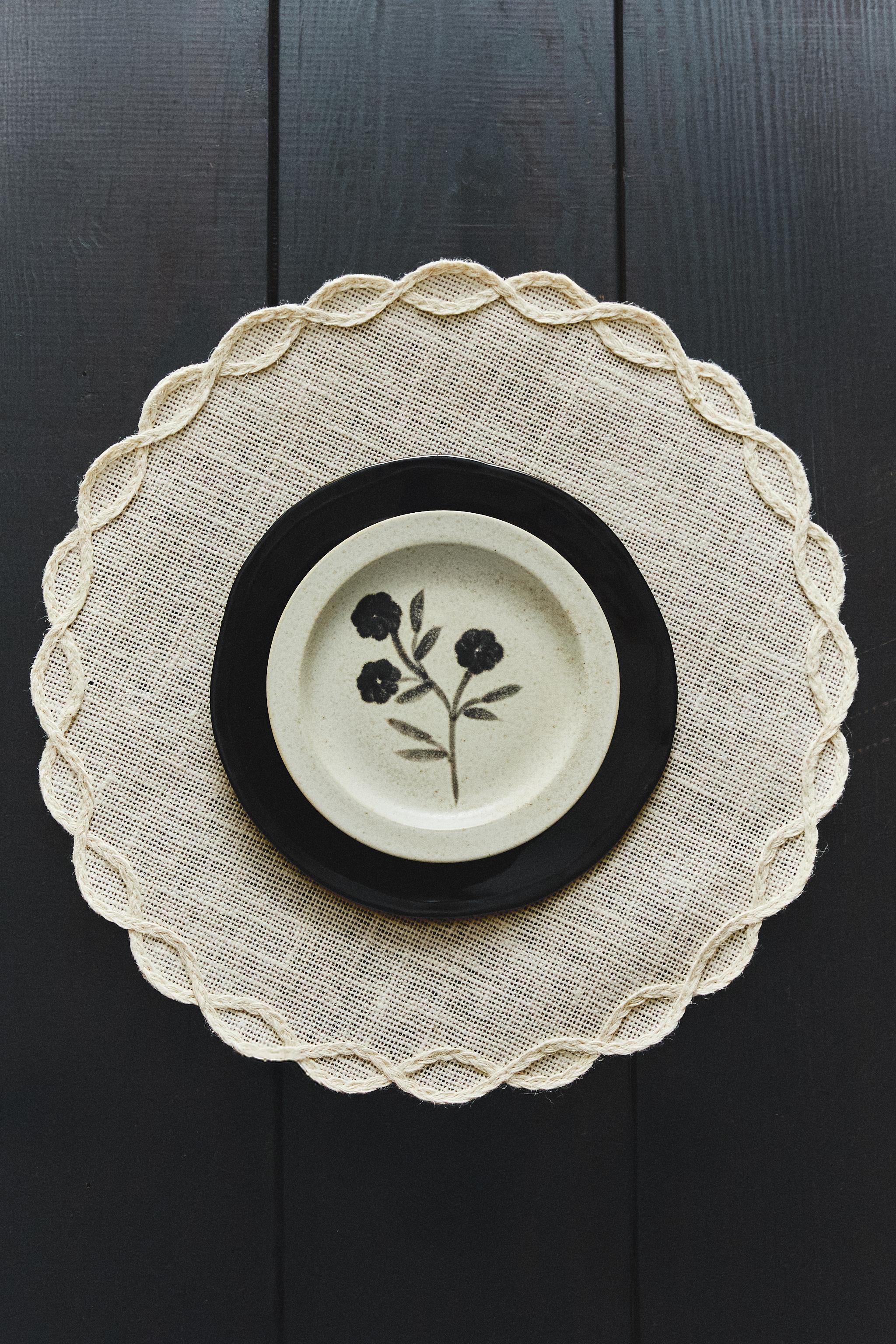 PLACEMAT WITH CHAIN DETAIL